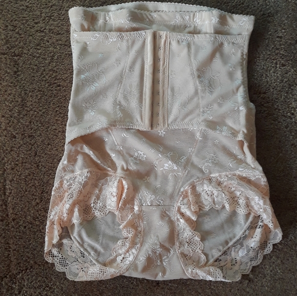 Tummy Control Body Shaper Lace Shorts - Picture 7 of 7